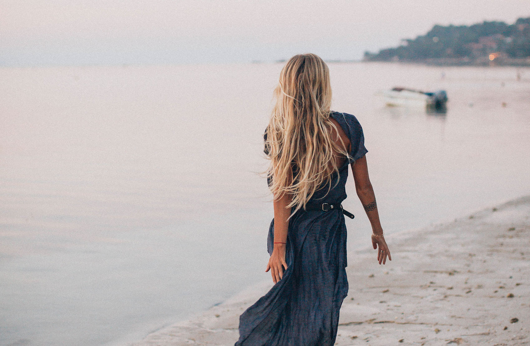 What Do Surfer Girls Wear? Style Guide for 2026